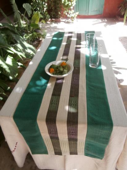 Un chemin de table avec deux rayures centrales et bordures vertes